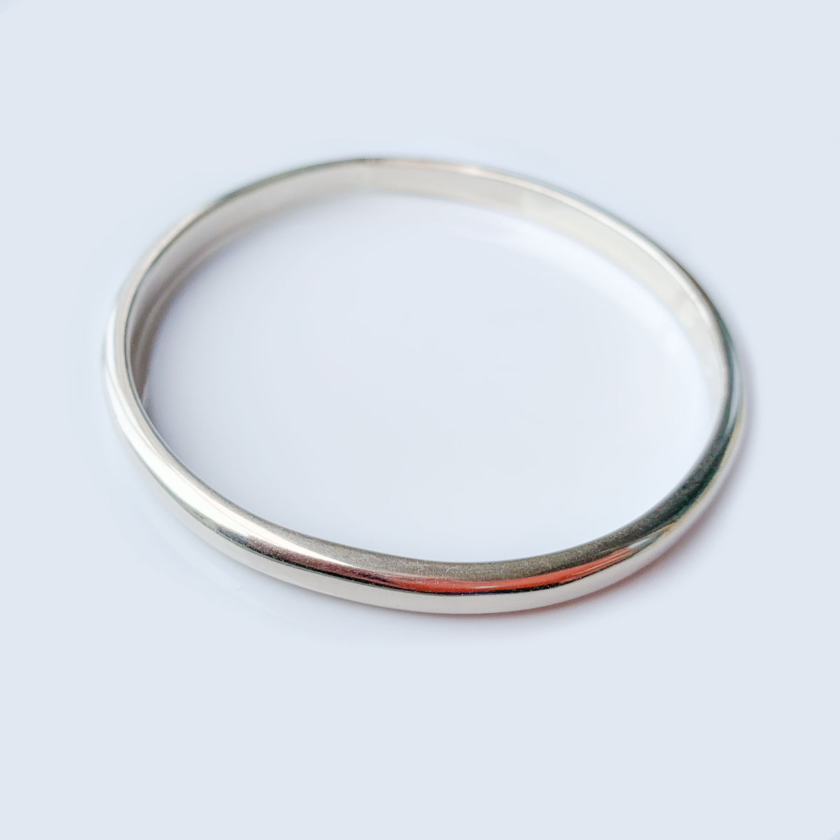 Modern 9ct White Gold bangle